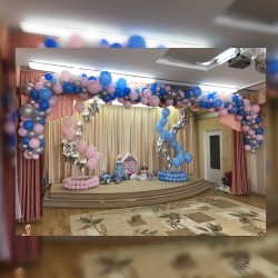 Украшение шарами с розово-голубой аркой на выпускной