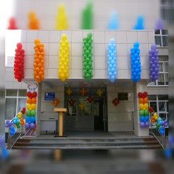 Оформление школы шарами всех цветов радуги