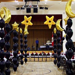 Оформление сцены  черно-золотыми шарами со звездами