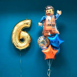 Фонтан из оранжево-синих шаров с фигурой Лего Эммет и цифрой 6