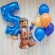 Композиция из шаров с фигурой Лего Эммет с цифрой 5