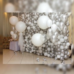 Оформление свадьбы стена из серебряно-белых шаров