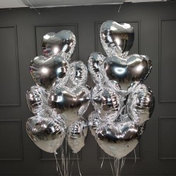 Композиция из воздушных шаров серебряных фольгированных сердец