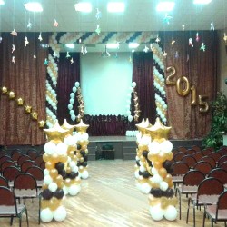 Украшение зала на выпускной с колоннами из разных шаров