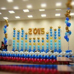 Украшение зала шарами и колоннами на выпускной