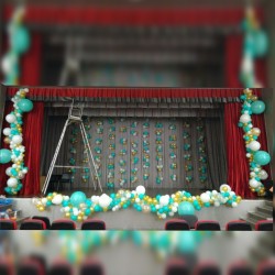 Украшение зала гирляндой из бирюзово-белых шаров на выпускной