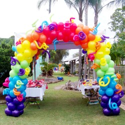 Разноцветная арка из шаров Веселая радуга