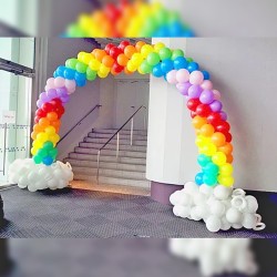 Разноцветная арка из шаров Два облака