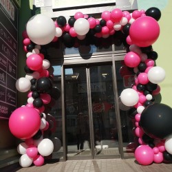 Арка на вход из черных, розовых и белых шаров