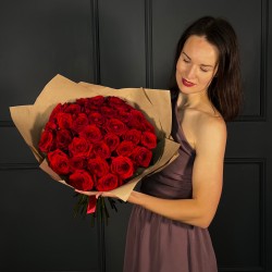 Букет из 35 красных роз в крафтовой упаковке