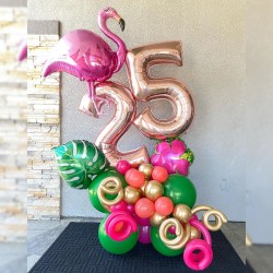 Стойка из разноцветных шаров с цифрой и фламинго
