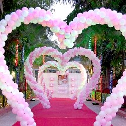 Арки из розово-белых шаров в виде сердца на свадьбу