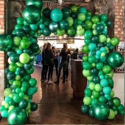 Разнокалиберная арка из зеленых шаров