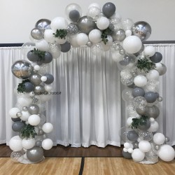 Разнокалиберная арка из бело-серебряных хром шаров
