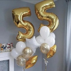 Композиция из воздушных белых шаров со звездами с цифрой 55