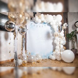 Фотозона из шаров на свадьбу с шарами Баблс
