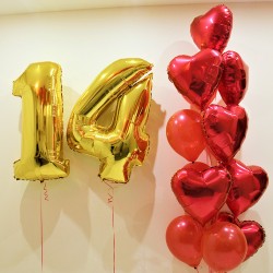 Фонтан из красных шаров с красными сердцами и цифрой 14