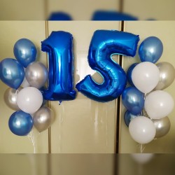 Композиция из синих, белых и серебряных шаров с цифрой 15