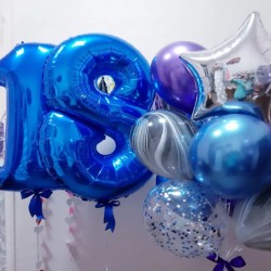 Фонтан из сине-фиолетовых шаров с агатами и цифрой 18