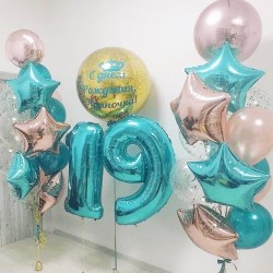 Композиция из бирюзово-серебряных шаров с цифрой 19 и звездами