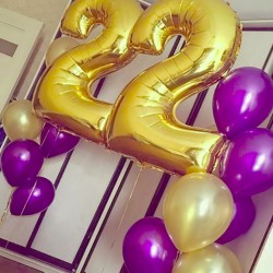 Композиция из фиолетовых и золотых шаров с цифрой 22