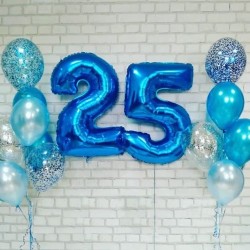 Композиция из синих, голубых и прозрачных шаров с цифрой 25
