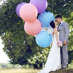 Большие разноцветные шары на свадьбу