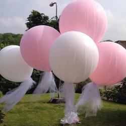 Большие бело-розовые шары с фатином на свадьбу