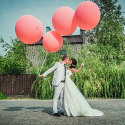 Большие ярко-розовые шары на свадьбу