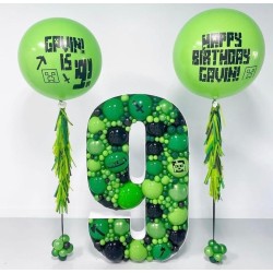 Аэромозайка цифра 9 зеленая с  шарами в стиле Майнкрафт