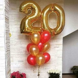 Фонтан из красно-золотых шаров с цифрой 20