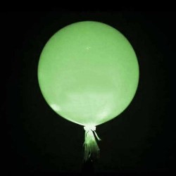 Светящийся большой белый шар с зелеными светодиодами