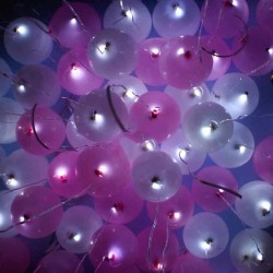 Светящиеся бело-розовые шары под потолок с белыми светодиодами