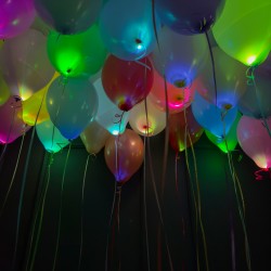 Светящиеся шарики под потолок с разноцветными светодиодами