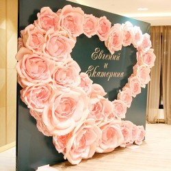 Фотозона из роз с именами на свадьбу
