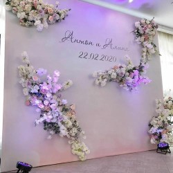 Фотозона из цветов с именами и датой на свадьбу