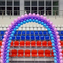 Плоская арка из голубых, фиолетовых и розовых шаров