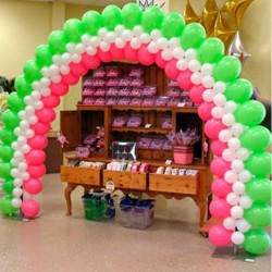 Плоская арка из зеленых, белых и розовых шаров
