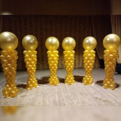 Колонны из шаров на каркасе золотые