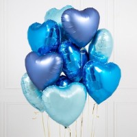 Облако из голубых и синих сатиновых фольгированных сердец