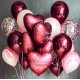 Композиция из розовых и бордовых шаров с сатиновыми сердцами