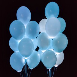 Композиция из воздушных голубых шаров со светодиодами