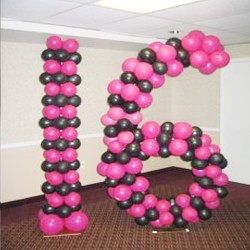 Цифра 16 из розово-черных шаров