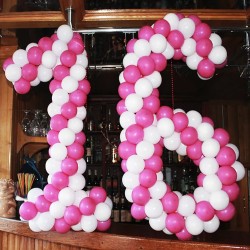 Цифра 16 из розово-белых шаров