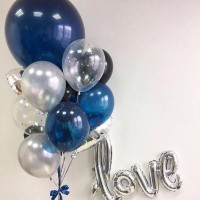 Фонтан из синих, черных и серебряных шаров с надписью love