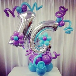 Цифра 16 из шаров с фиолетовыми и голубыми спиральками