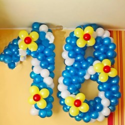 Цифра 18 из синих шаров