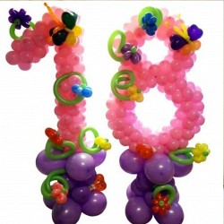 Цифра 18 из розовых шаров на фиолетовых стойках