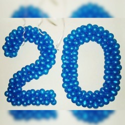 Цифра 20 из синих шаров