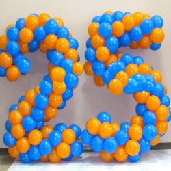 Цифра 25 из оранжево-голубых шаров